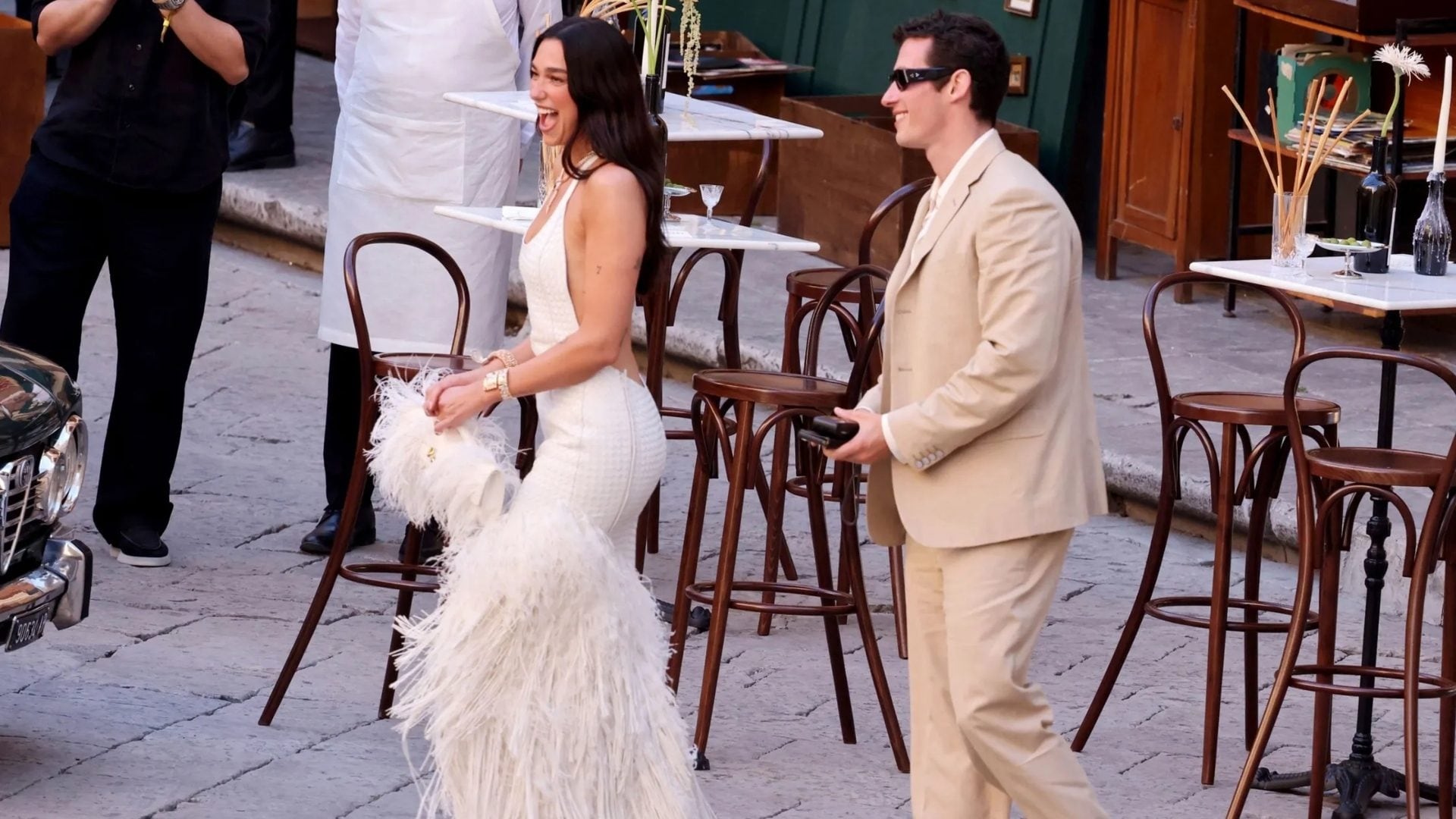 Dua Lipa a Palermo, il primo look delle nozze è un abito a sirena con piume di struzzo di Bottega Veneta