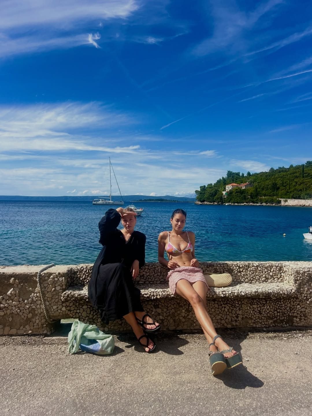 Elodie e un’amica presso Stari Grad, sull’isola di Hvar, Croazia