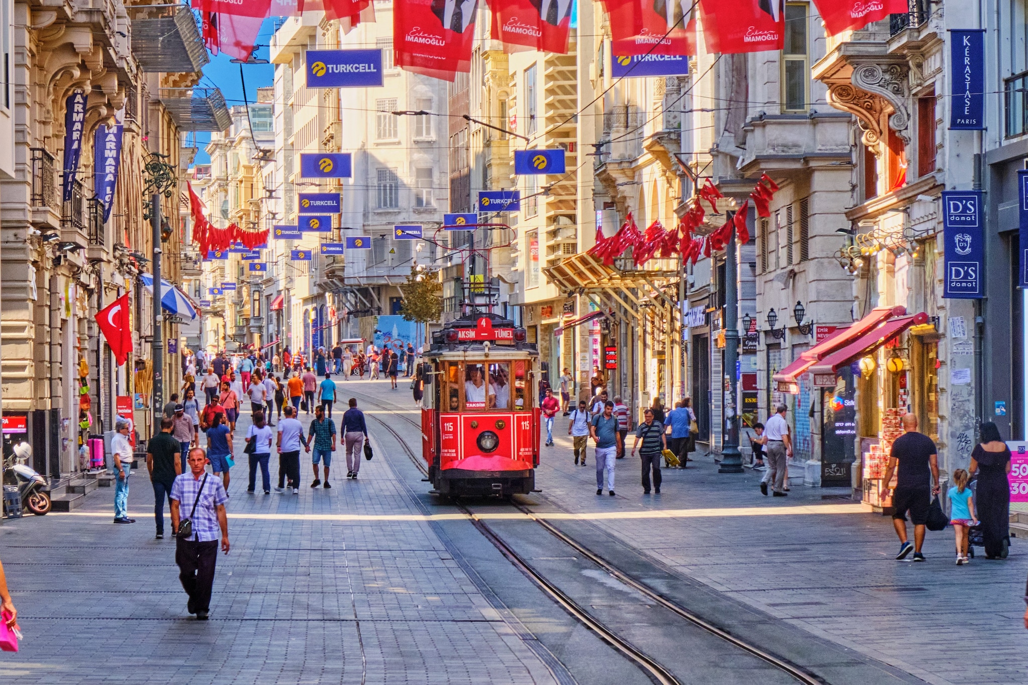 Istiklal Caddesi e lo storico tram rosso