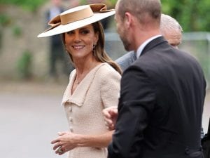 Kate Middleton elegantissima in abito color crema al matrimonio reale di Harriet Sperling e Peter Philips