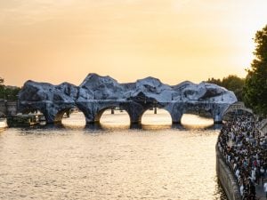 Installazione artistica di JR al Pont Neuf