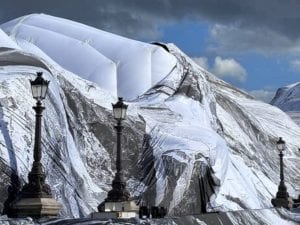Danneggiata l'installazione di JR a Parigi