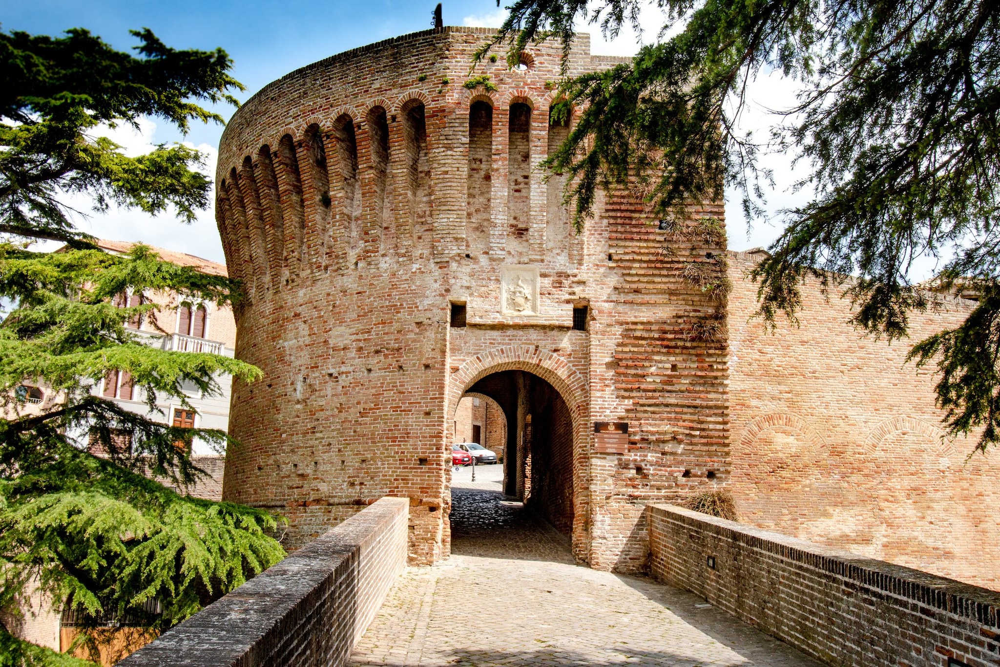 La torre e il ponte del castello di Mondavio, Marche