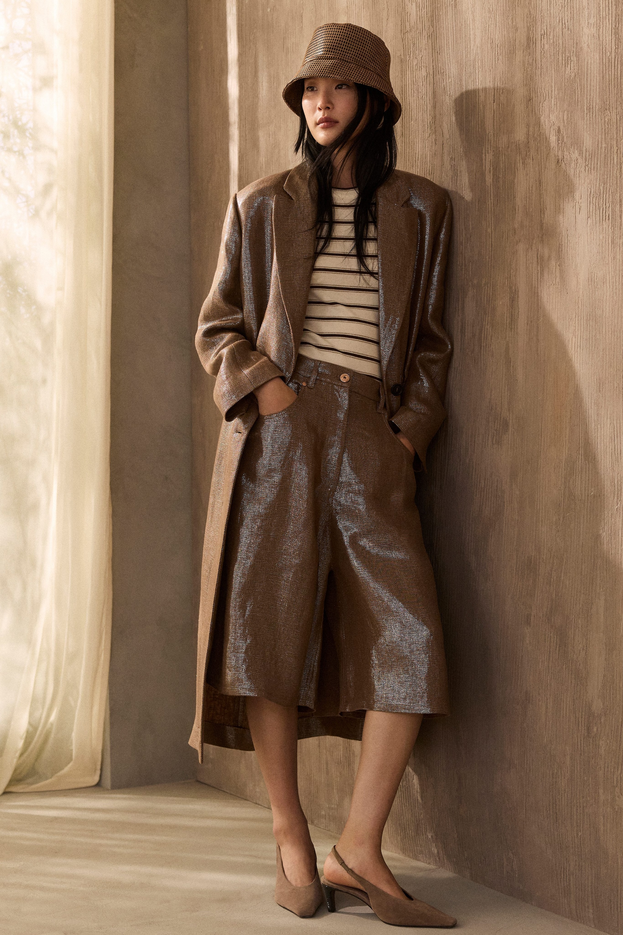 Completo marrone con shirt a righe della collezione P/E 2026 di Brunello Cucinelli