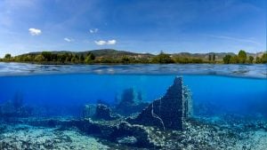 Il lago di Capodacqua, l'Atlantide d'Abruzzo con un borgo e due antichi mulini sommersi dall'acqua