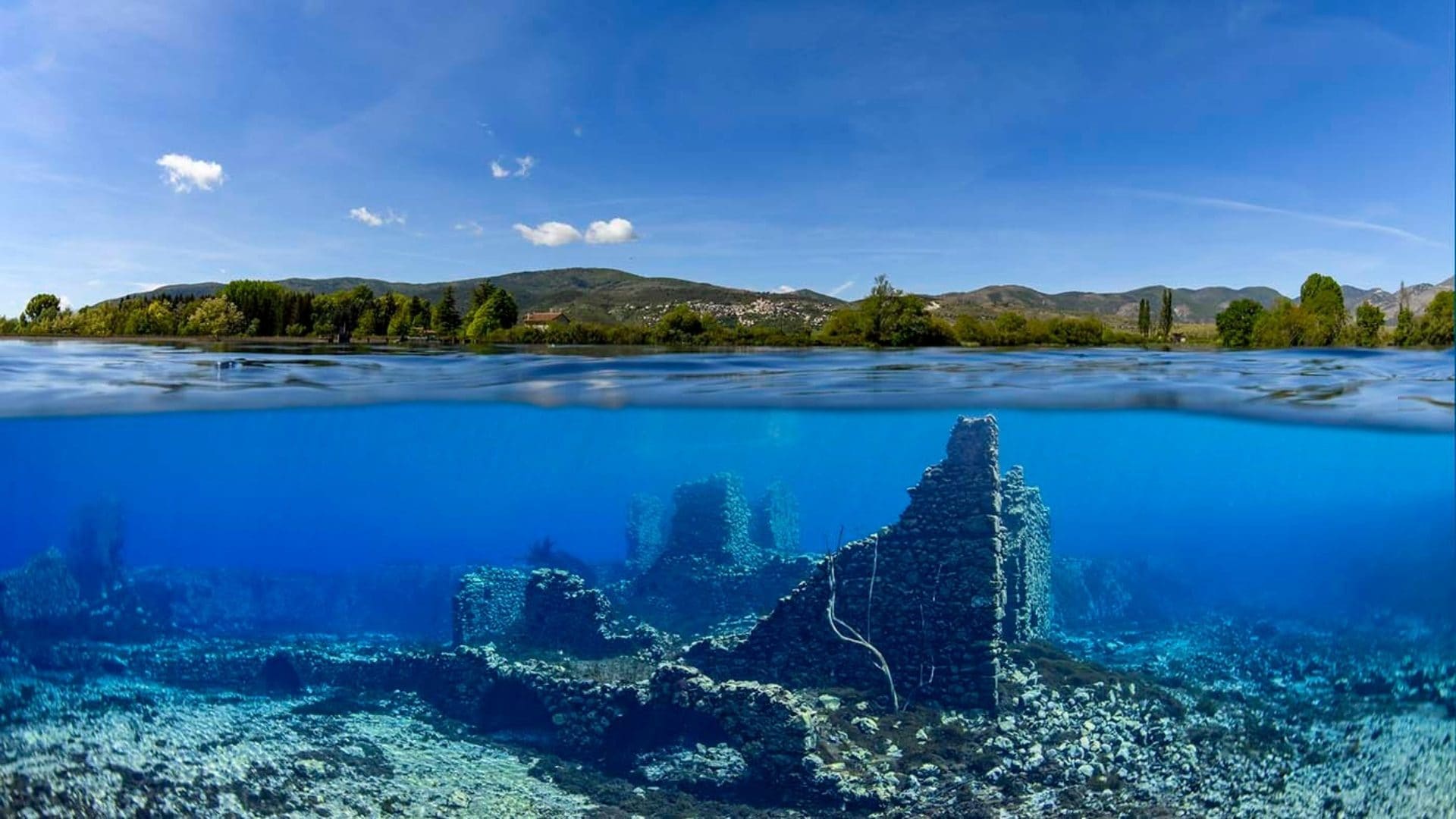 Il lago di Capodacqua, l'Atlantide d'Abruzzo con un borgo e due antichi mulini sommersi dall'acqua