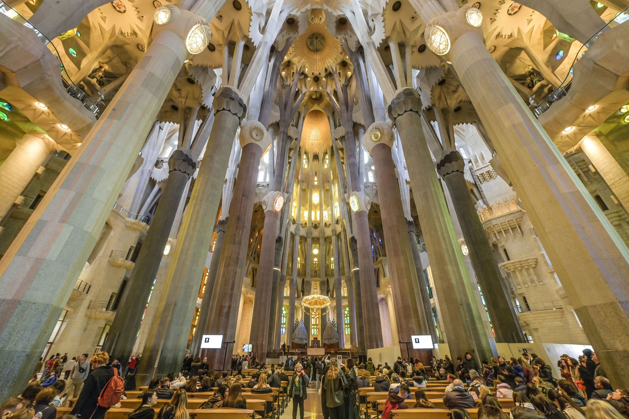 L’interno della Sagrada Familia a Barcellona