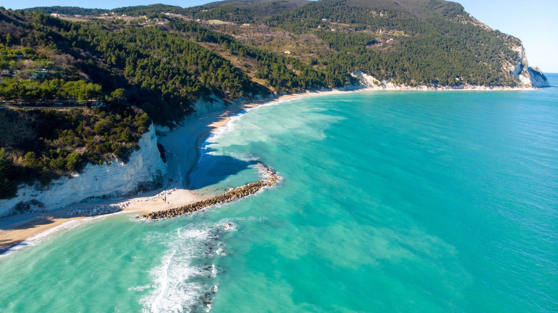 Vacanze estive 2026, dal Conero ai piccoli borghi, perché scegliere le Marche