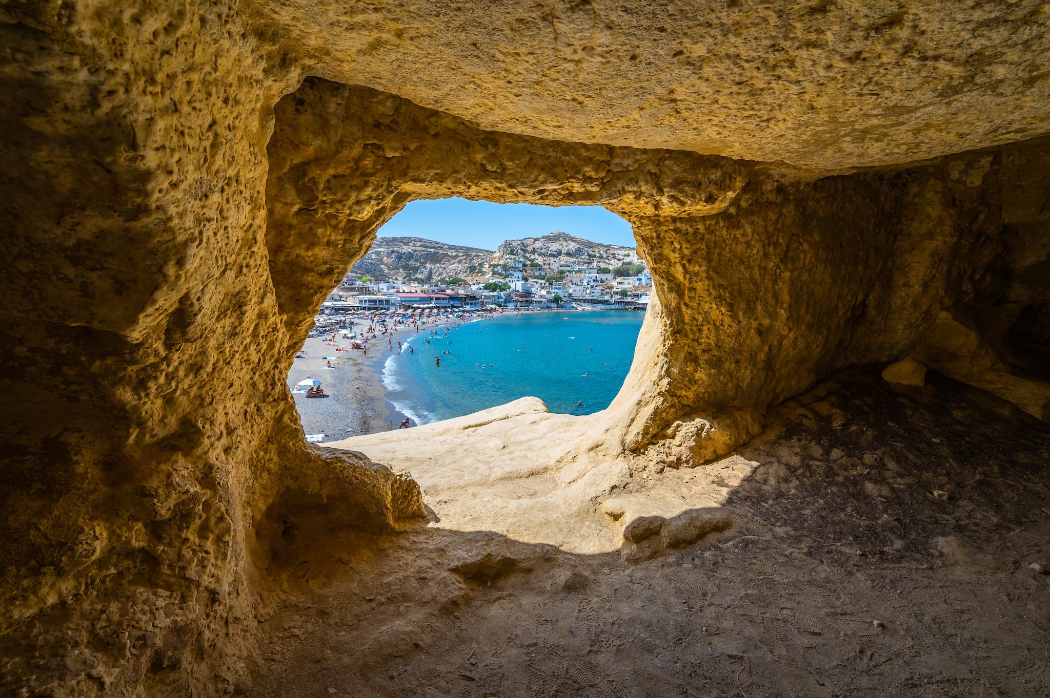 Scorcio delle grotte di Matala