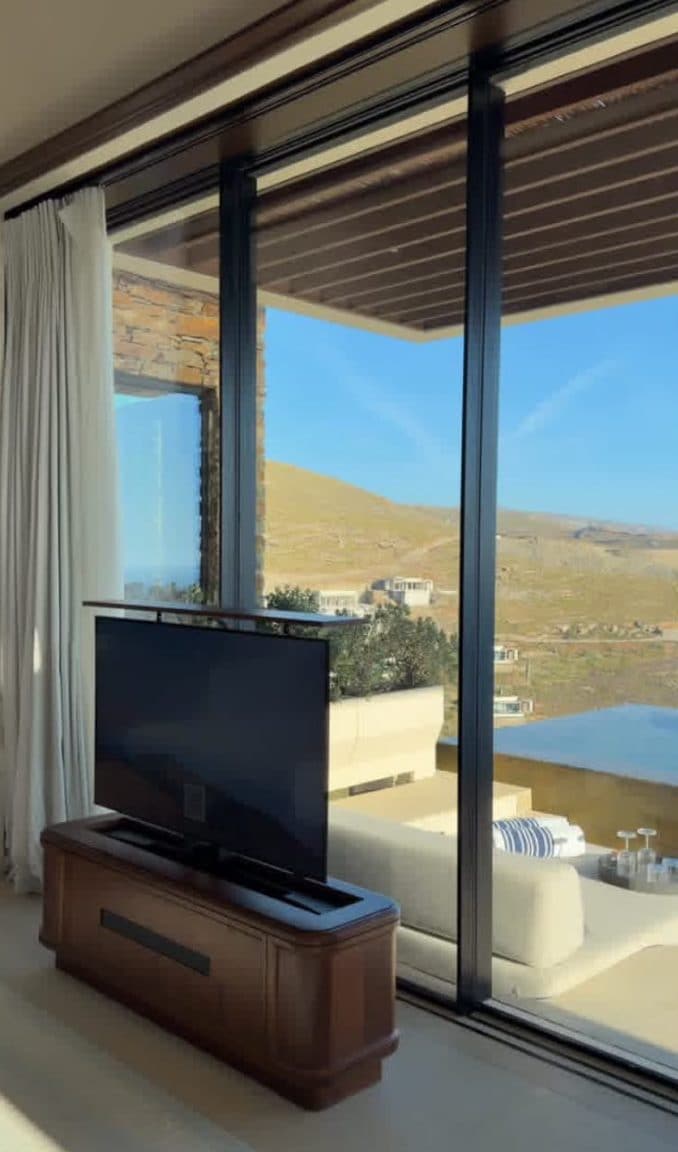 Ilary Blasi nella villa in Grecia