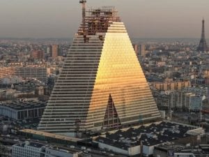 Tour Triangle, a Parigi il grattacielo da 180 metri a forma di piramide è il terzo più alto della città