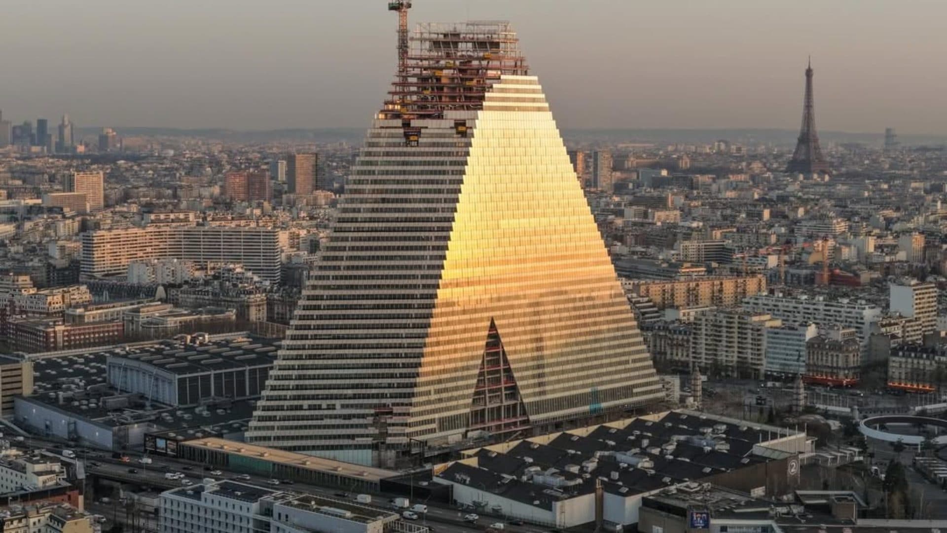 Tour Triangle, a Parigi il grattacielo da 180 metri a forma di piramide è il terzo più alto della città