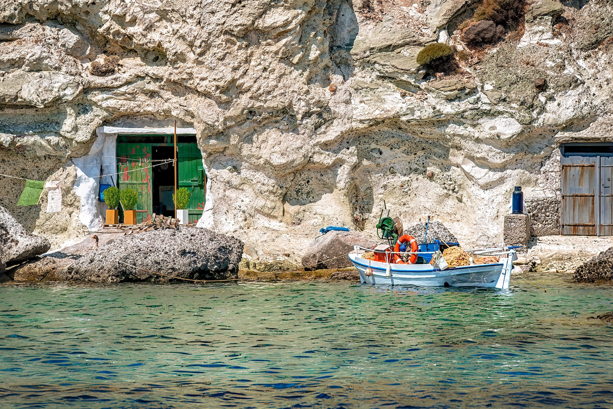 Una delle classiche rimesse per le barche a Kimolos, Grecia