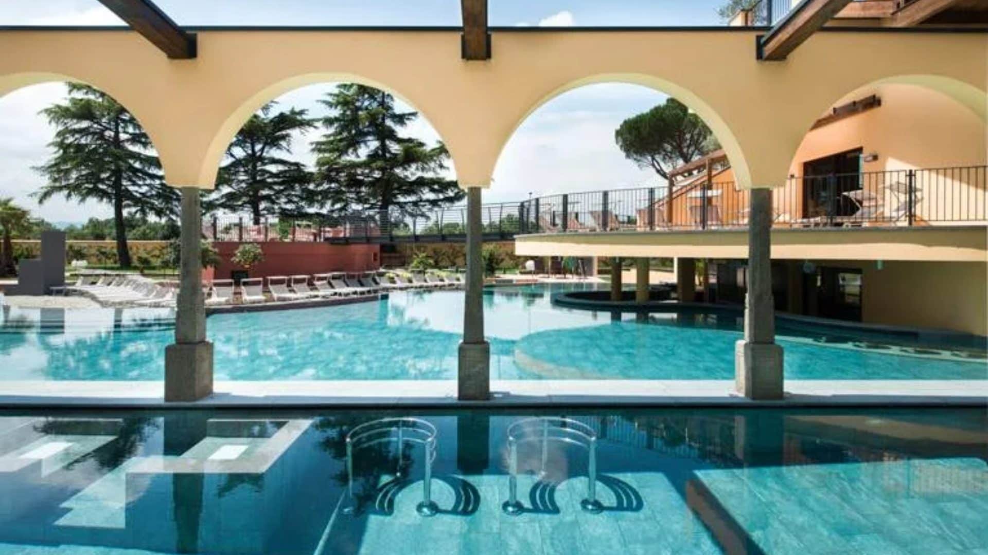 Una delle piscine di Asmana Wellness World