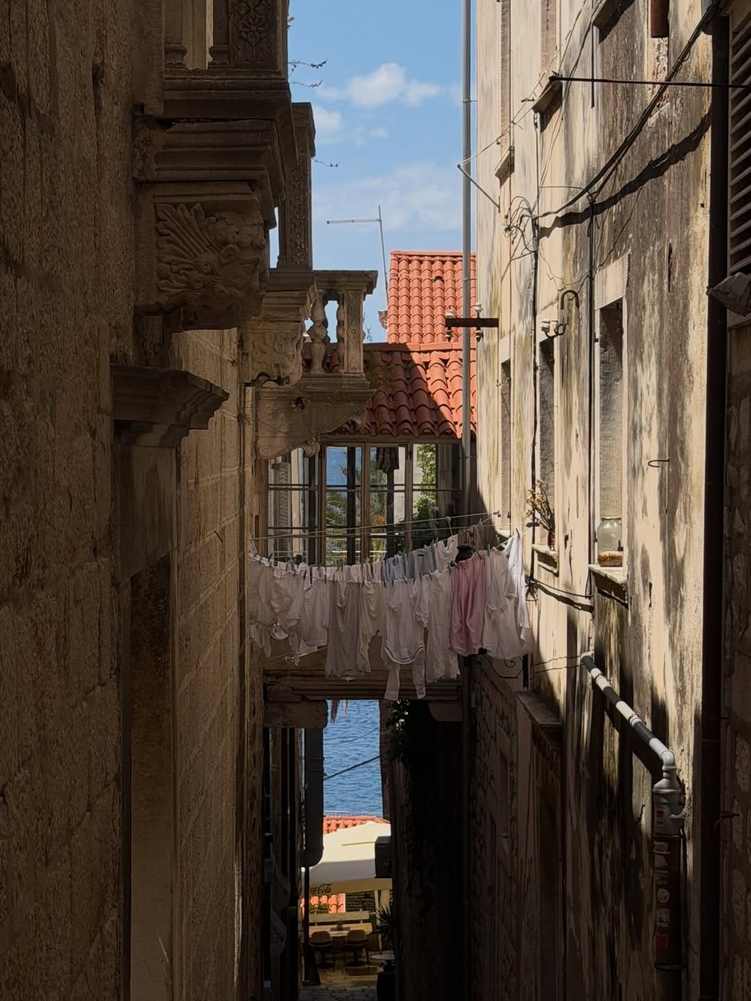 Uno dei vicoli nel centro storico di Korcula, Croazia