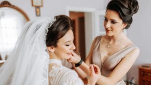 Regole del buon vestire e colori da evitare a un matrimonio, Elisa Motterle: "No rosso, uomini attenti al marrone"