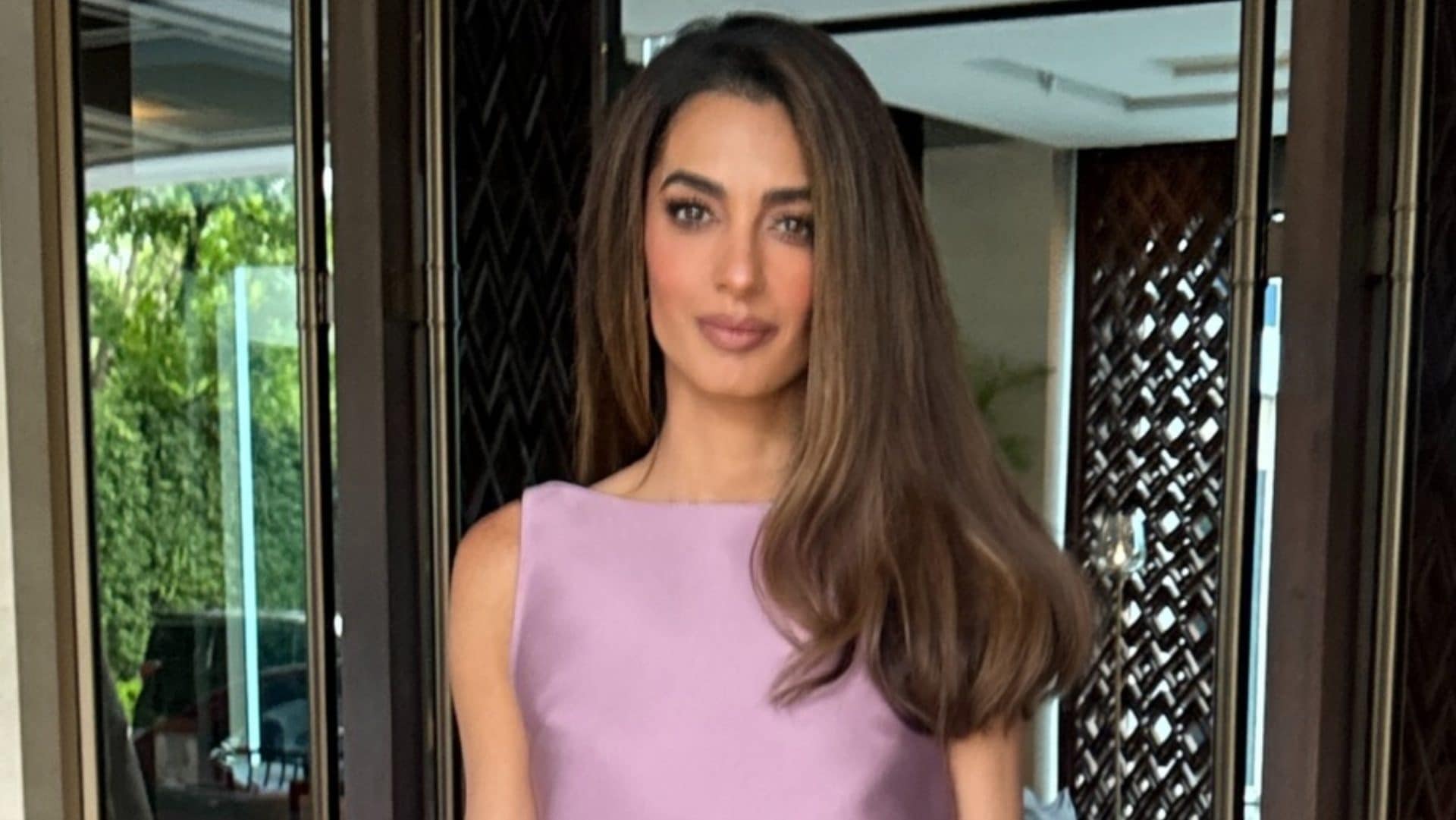 Il taglio a zampa d'elefante di Amal Clooney è l'hair look da imitare nell'estate 2026