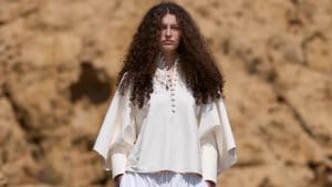 La figlia di Laetitia Casta e Stefano Accorsi sfila per Jacquemus: il debutto nella moda di Athena