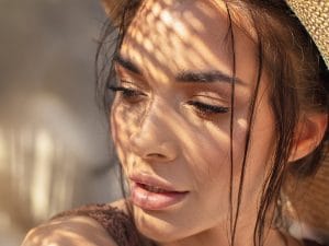 Aussi Girl Glam, il make-up a effetto abbronzato è la soluzione perfetta per prepararsi all’estate