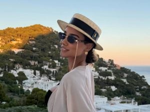 Il cappello di paglia di Samira Lui a Capri è l’accessorio d