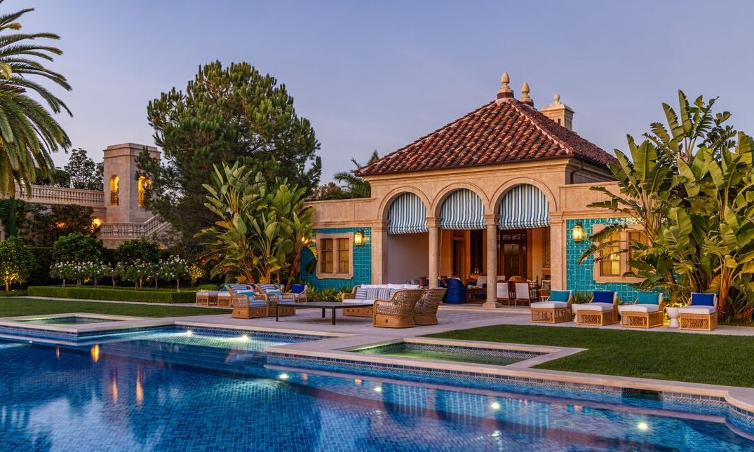 La casa più costosa del mondo in vendita a 400 milioni: ha 3 piscine, spa, campo da tennis e cinema