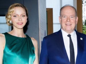 Charlene di Monaco al Grand Prix F1 in verde smeraldo: l’abito “nasconde” una tuta