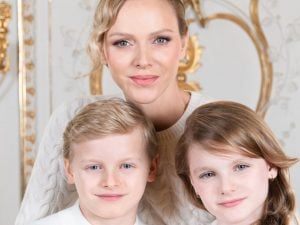 La dolce foto di Charlene di Monaco con i figli: tutti in bianco per il nuovo ritratto reale