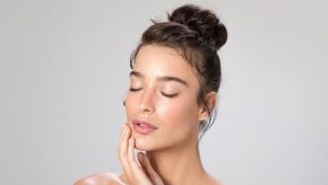 Come realizzare lo chignon delle 18, la pettinatura più trendy dell'estate 2026