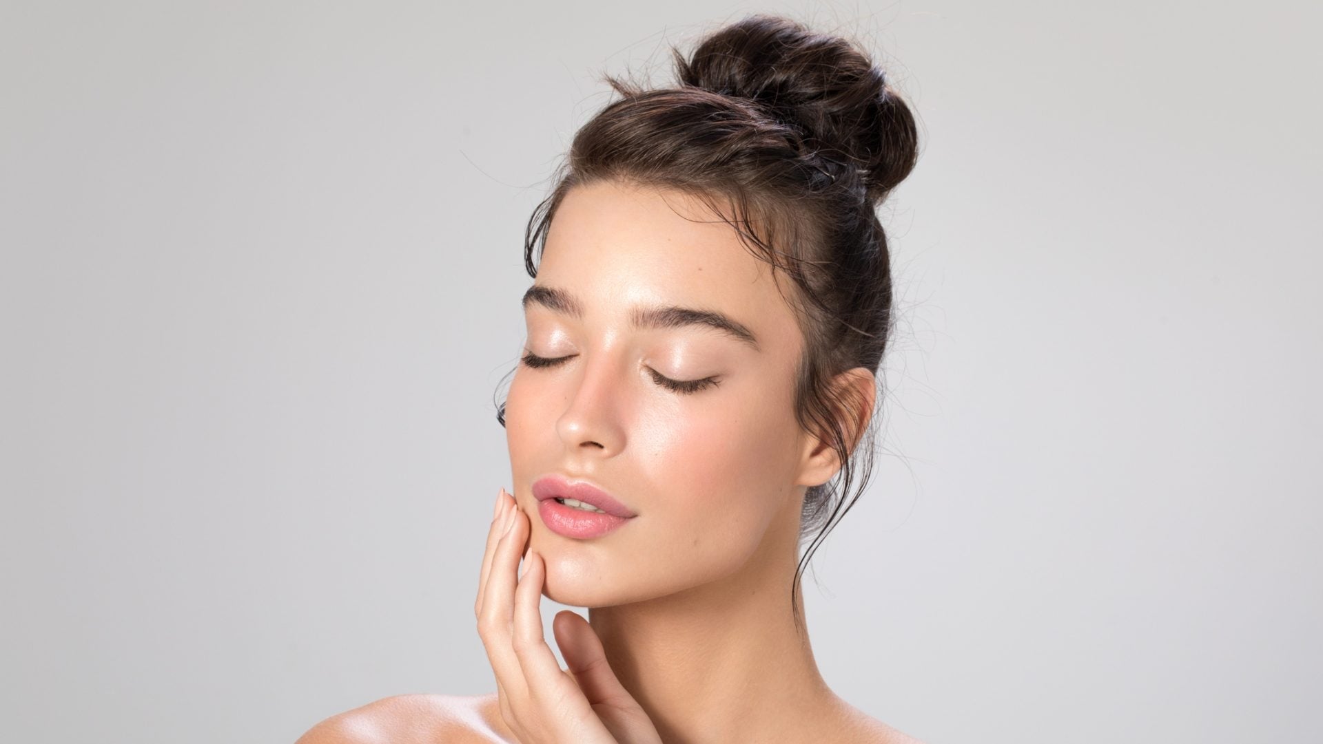 Come realizzare lo chignon delle 18, la pettinatura più trendy dell'estate 2026
