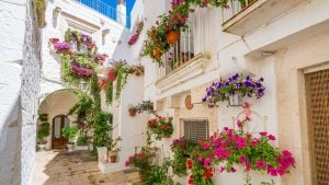 Cisternino è il borgo da visitare nell’estate 2026 per una vacanza economica in Puglia