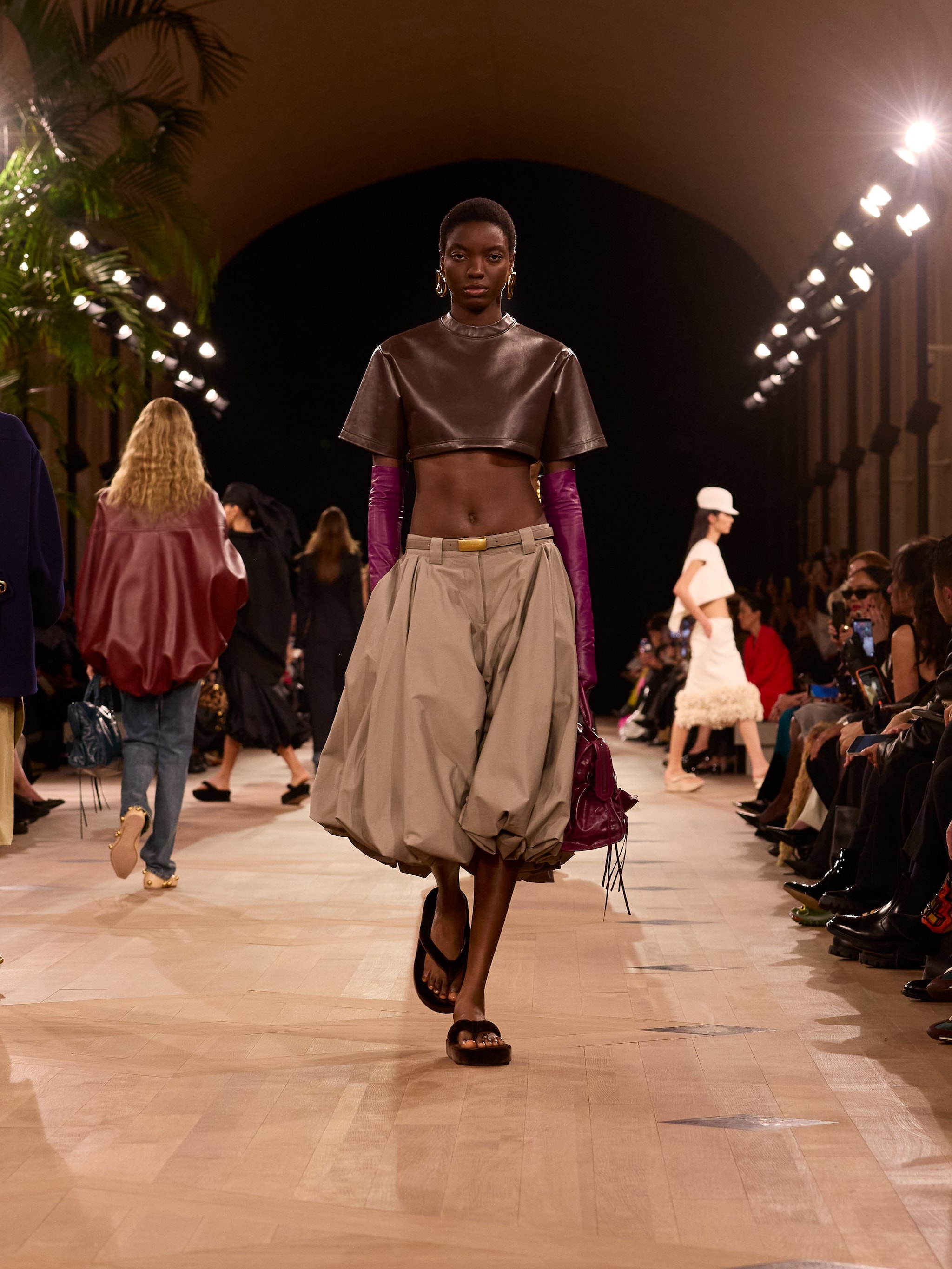 Sulla passerella P/E 2026 di Balenciaga l’outfit con top marrone abbinato a gonna beige