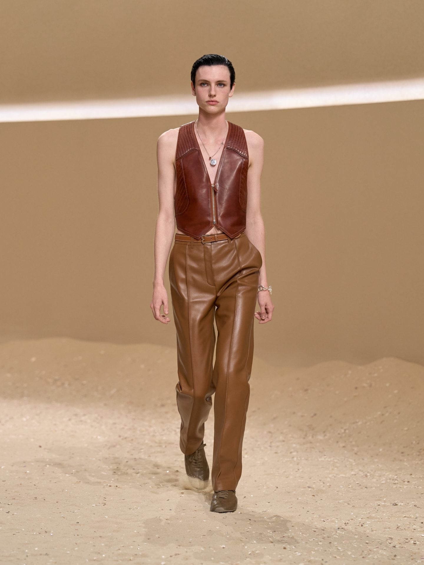 Shade di marrone unite insieme nel look sulla passerella P/E 2026 di Hermes
