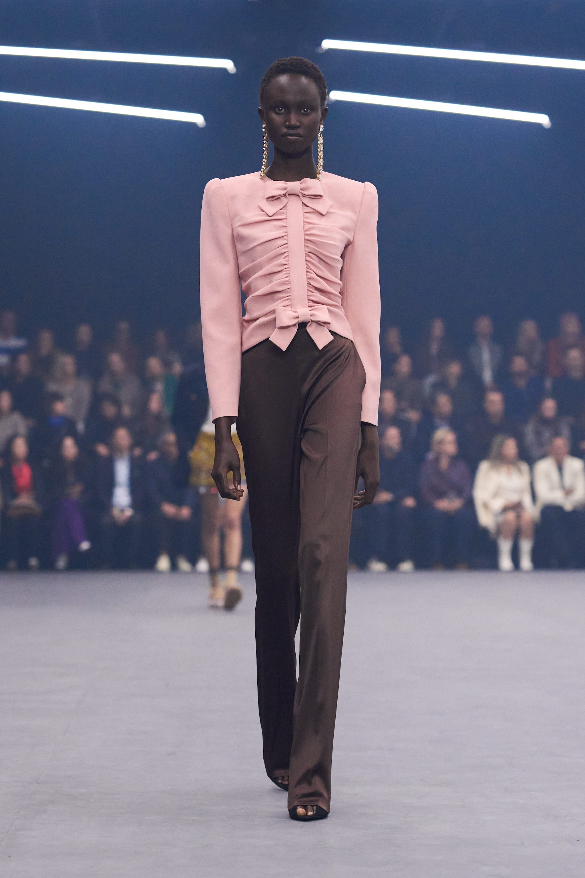 Il rosa con il marrone nel look della collezione P/E 2026 di Valentino