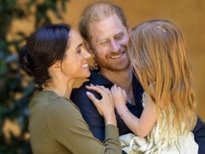 I 5 anni della principessa Lilibet: nelle nuove foto con Harry e Meghan ha i capelli lunghi e rossi