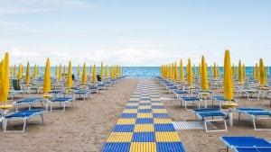 Caro prezzi in spiaggia: 13 euro l’ombrellone e 9 euro la sdraio, aumenti maggiori in Calabria