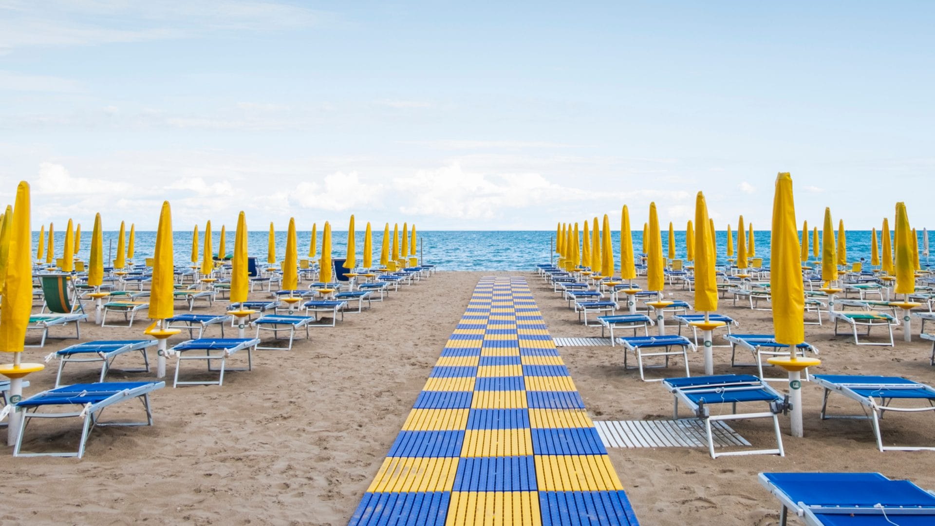 Caro prezzi in spiaggia: 13 euro l’ombrellone e 9 euro la sdraio, aumenti maggiori in Calabria secondo Federconsumatori