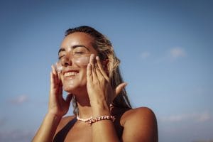 Attenzione alle creme solari, SPF 50 non basta. La dottoressa Romano: "Necessari filtri raggi UVA e UVB"