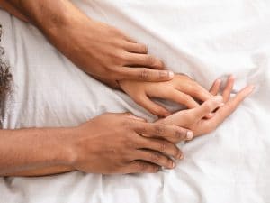 Il desiderio sessuale aumenta in primavera? Il sessuologo Catarinella: “La luce naturale influenza l’attrazione”