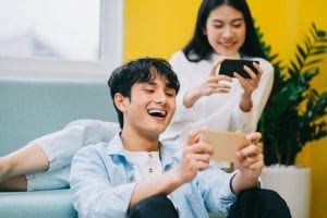 Dopamine sites, si fa shopping e si ordina cibo per finta: lo psicologo Lavenia "Le notifiche creano dipendenza"