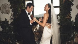 L'abito da sposa di Dua Lipa: oltre mille ore di lavoro per la sirena di perle e cristalli