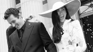 I regali per gli invitati al matrimonio di Dua Lipa e Callum Turner: dai ventagli al set di pentole