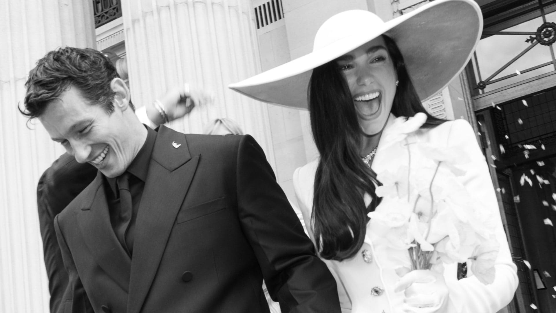 I regali per gli invitati al matrimonio di Dua Lipa e Callum Turner: dai ventagli al set di pentole