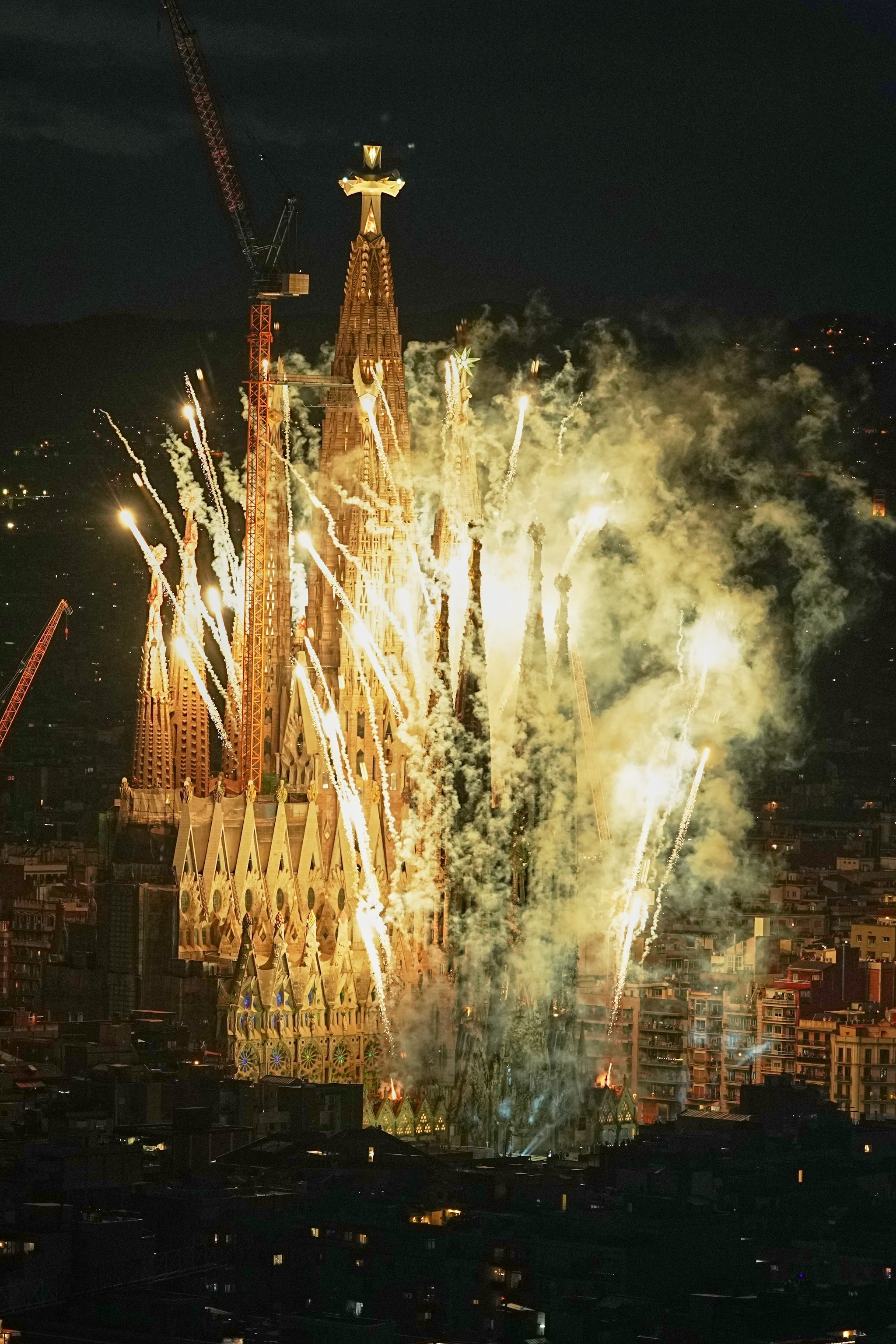 Fuochi d’artificio alla Sagrada Familia durante la cerimonia di inaugurazione del 10 giugno