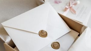 Stampare l'IBAN sugli inviti al matrimonio, l'esperta di buone maniere Elisa Motterle: "Fa schifo, è elemosinare soldi"
