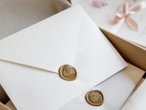 Stampare l’IBAN sugli inviti al matrimonio, l’esperta di buone maniere Elisa Motterle: “Fa schifo, è elemosinare soldi”