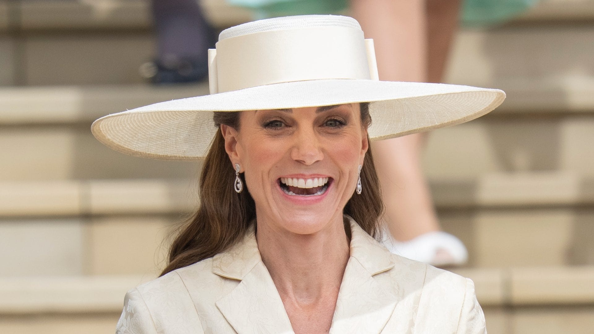 Kate Middleton ricicla gli orecchini del matrimonio e illumina il nuovo look color burro