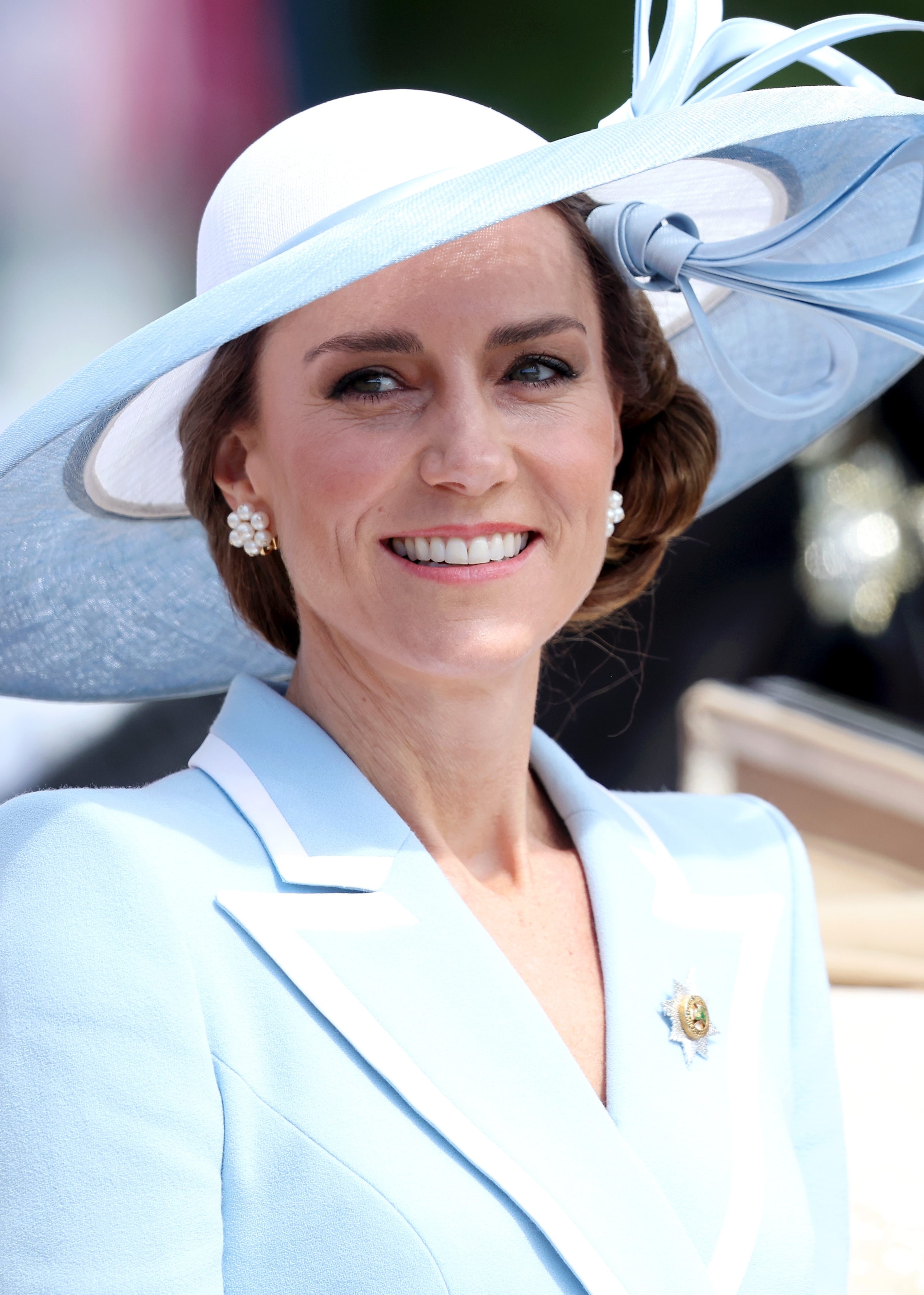 Kate Middleton in Catherine Walker, cappello Philip Treacy