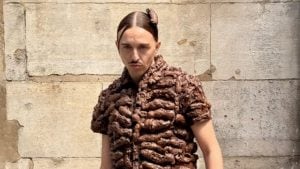 La nuova provocazione di Tommy Cash: alla sfilata di Doublet è vestito di escrementi