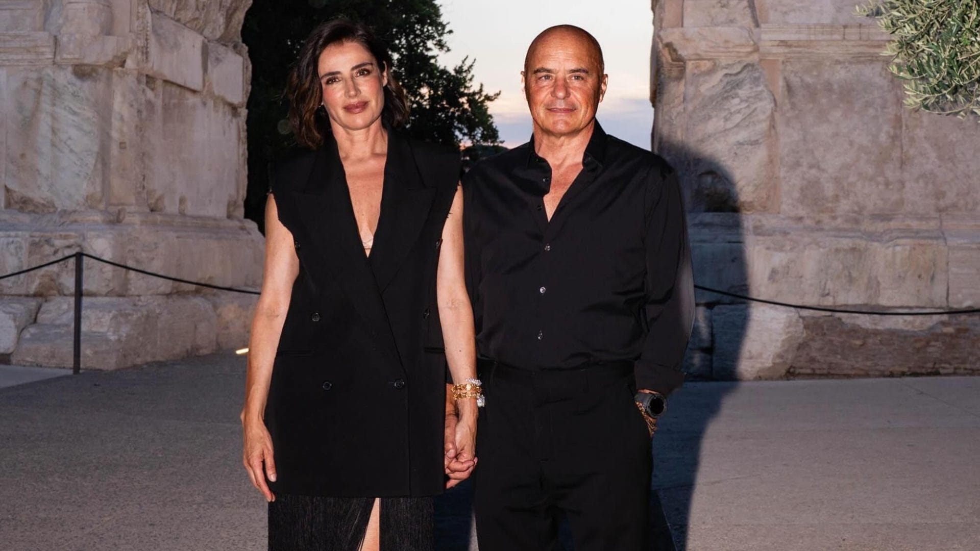Luisa Ranieri e Luca Zingaretti vestono coordinati: marito e moglie in total black al Tempio di Venere