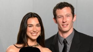 Dua Lipa sposa Callum Turner in tailleur e cappello: look anti-convenzionale per il matrimonio a Londra